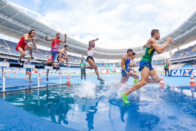 El deporte es una de las mejores decisiones que puedes tomar para mejorar tu calidad de vida, pero es importante practicarlo de manera inteligente y segura. Ya seas un principiante o un atleta experimentado, estos consejos te ayudarán a maximizar tus resultados, evitar lesiones y disfrutar al máximo de tu actividad física. ¡Toma nota y ponlos en práctica!