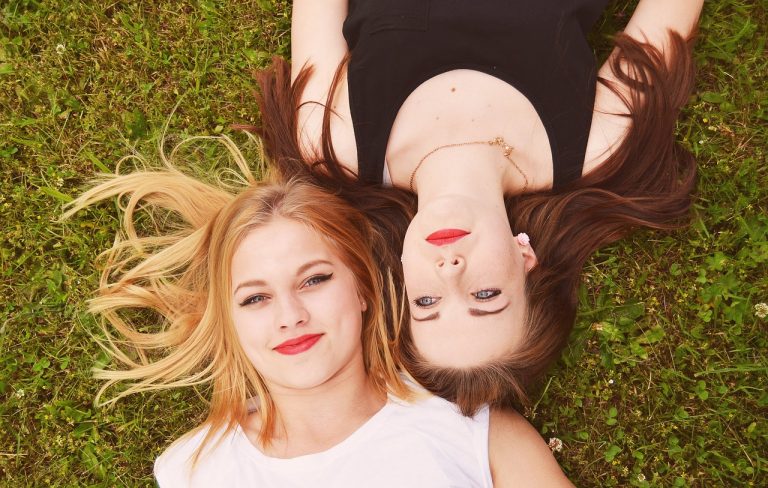 Clara enseña a Ana que los momentos más valiosos se guardan en el corazón, no en una foto. Vivir plenamente es lo que realmente importa.