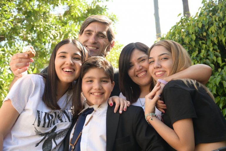 Descubre cómo ser feliz en familia con ejercicios de atención plena que fortalecen las relaciones familiares. ¡Transforma tu hogar hoy!