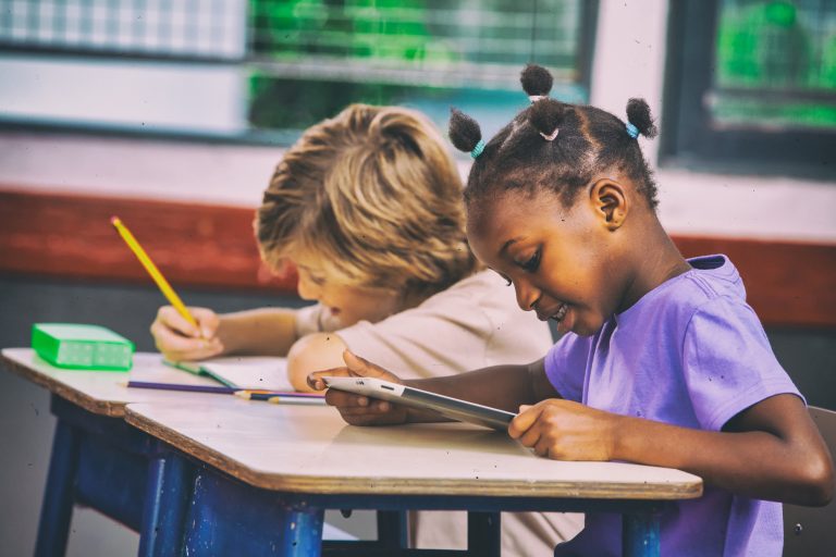 La violencia de género es una de las formas más extendidas y devastadoras de vulneración de derechos humanos. Para erradicarla, es imprescindible actuar desde la raíz, y esa raíz es la educación en igualdad