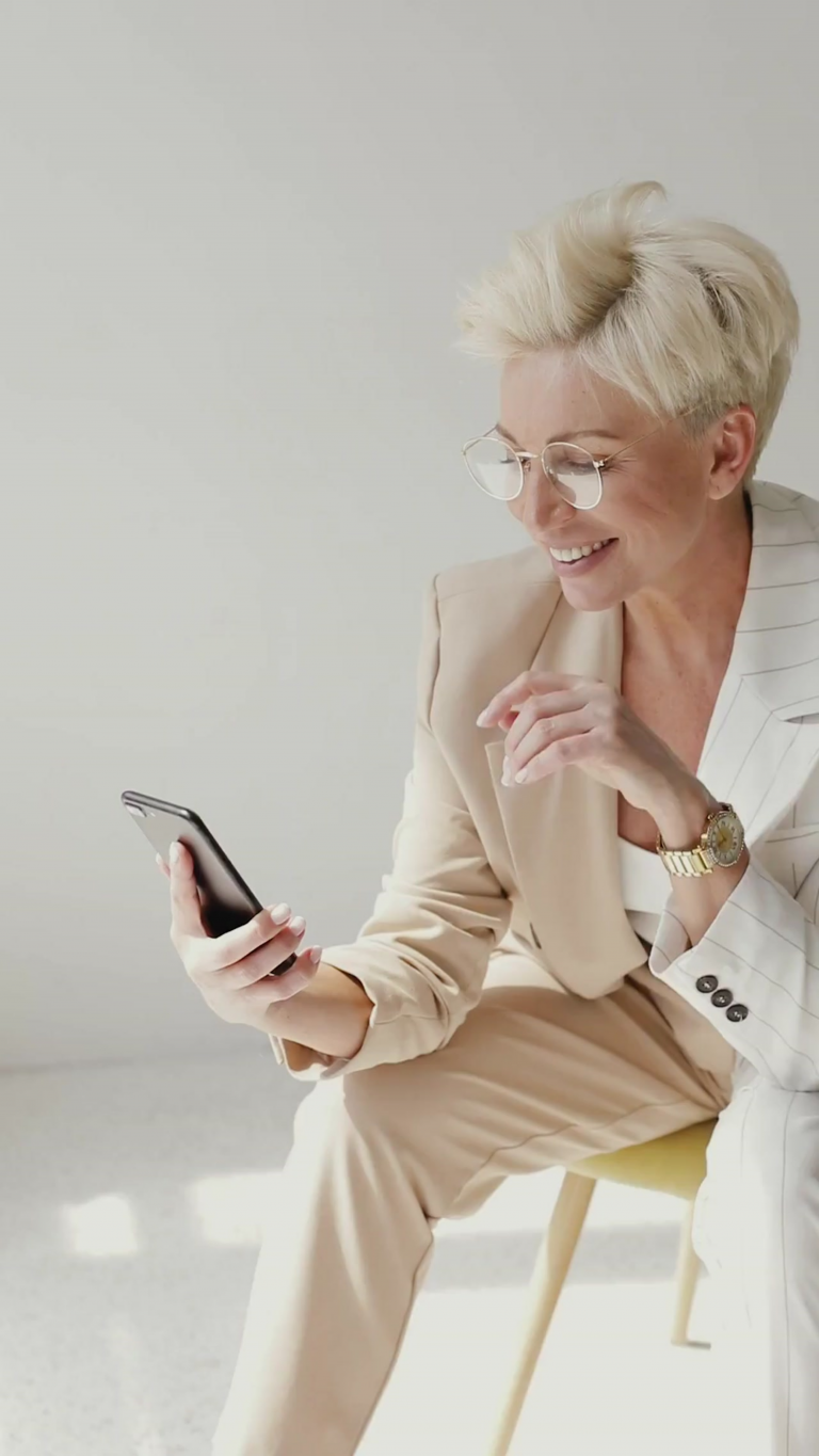 Se reconoce que no basta con la mera ausencia de discriminación, sino que hace falta promover oportunidades reales que garanticen la no discriminación por razón de sexo, origen u orientación sexual y que posibiliten el avance de todas las personas.