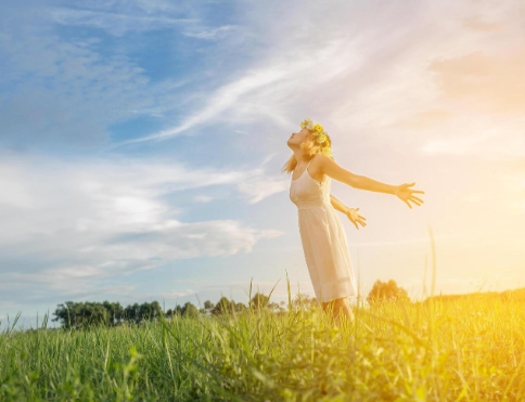 Mujer libremente en la naturaleza.