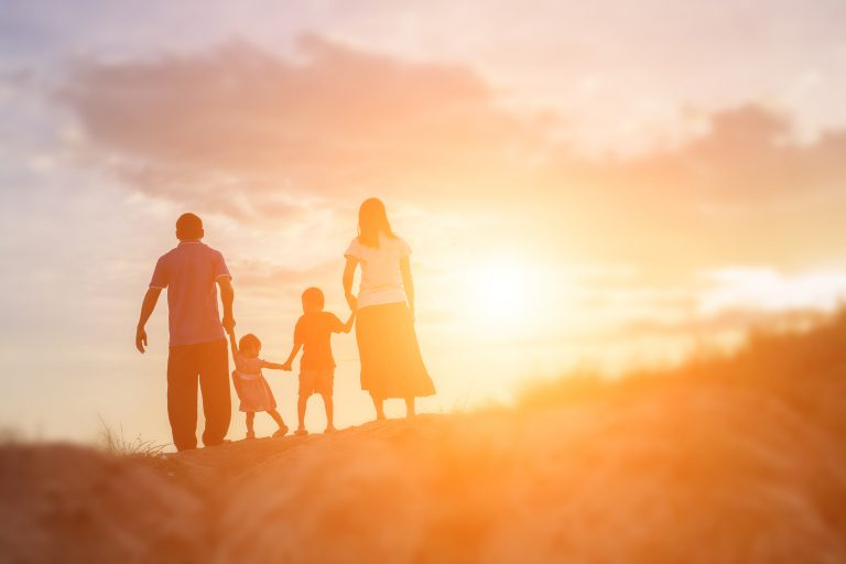 Una familia en una puesta de sol