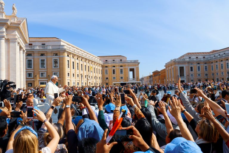 Imagen del papa francisco bendiciendo a pueblo, imagen sacada de unsplash
