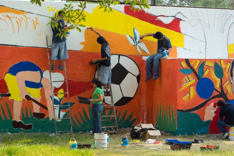 Apoyo a artistas locales: fomento del talento y desarrollo cultural
