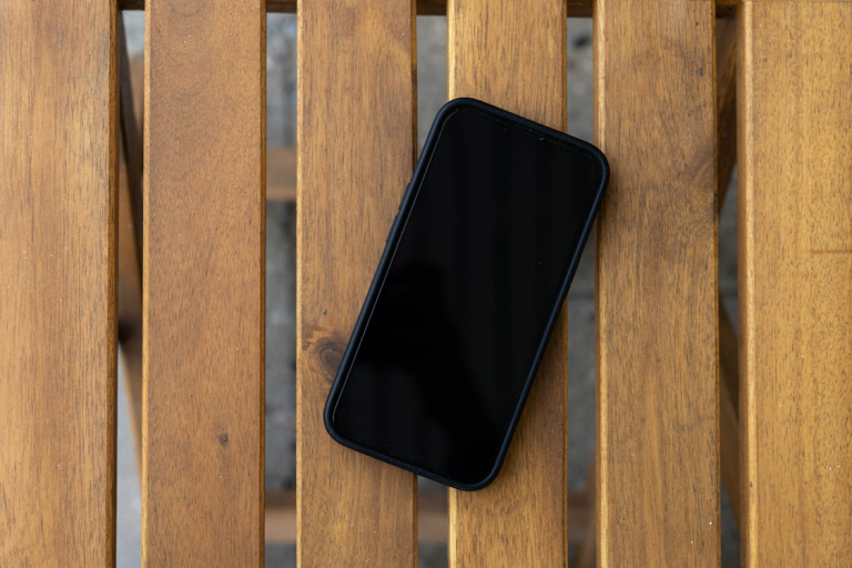 Por qué es vital que apagues el celular cuando alguien te habla: Respeto y conexión en la era digital