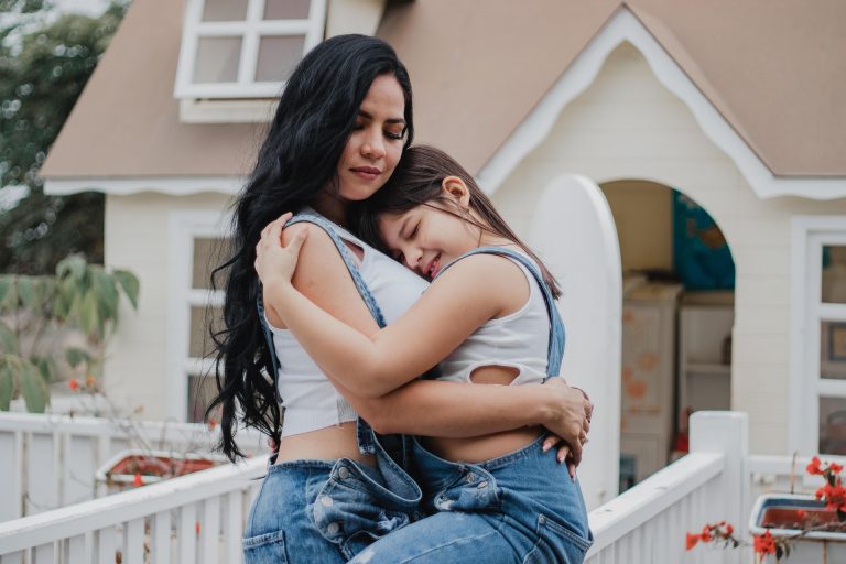 Dos chicas abrazándose y sonriendo, transmitiendo afecto, amistad y conexión emocional.
