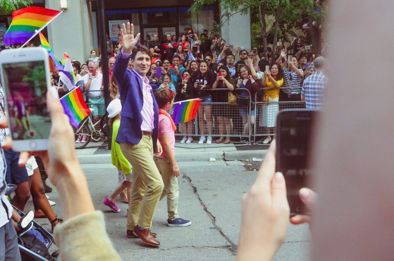 imagen de Justin Trudeau , en desfile del colectivo, imagen sacada de unsplash
