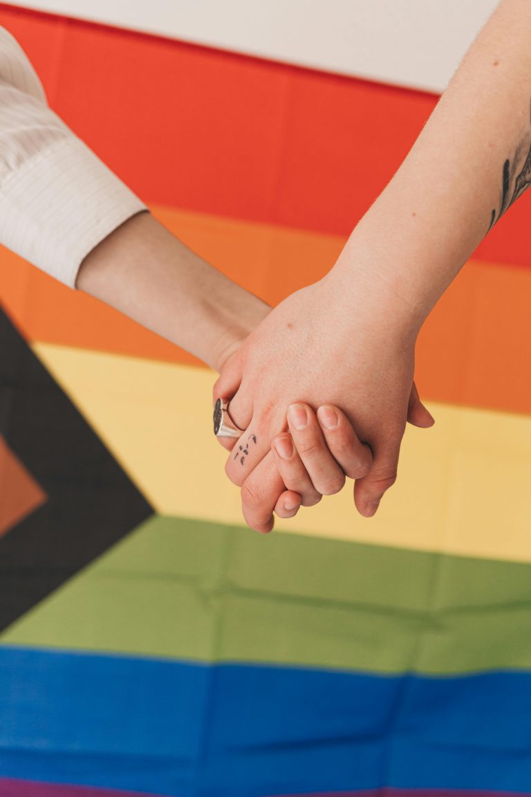 lgbti+ dando la mano en representación de los derechos faltantes