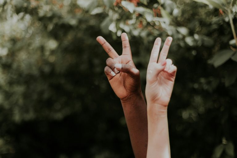 Imagen anti racista sobre dos manos de distinta etnia