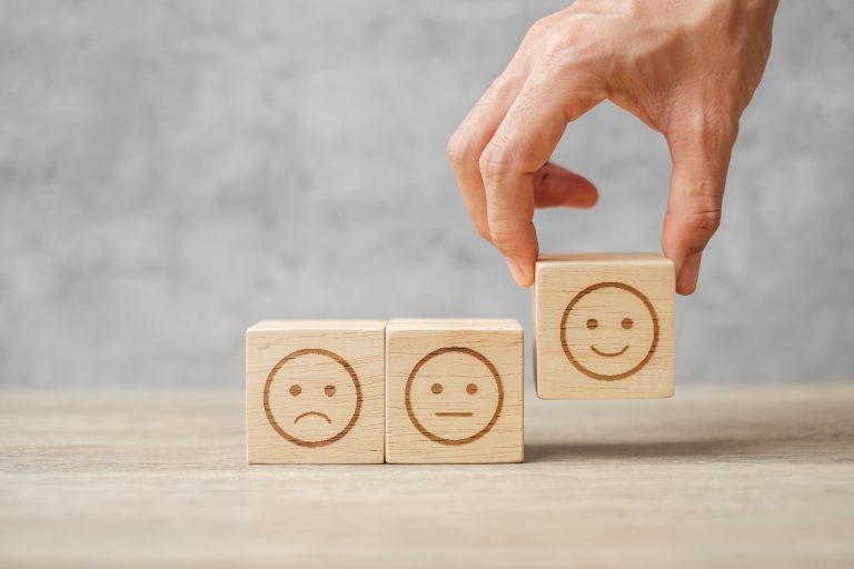 Mejora tu bienestar mental hoy mismo con cambios realistas y profesionales que no requieren alterar toda tu vida diaria