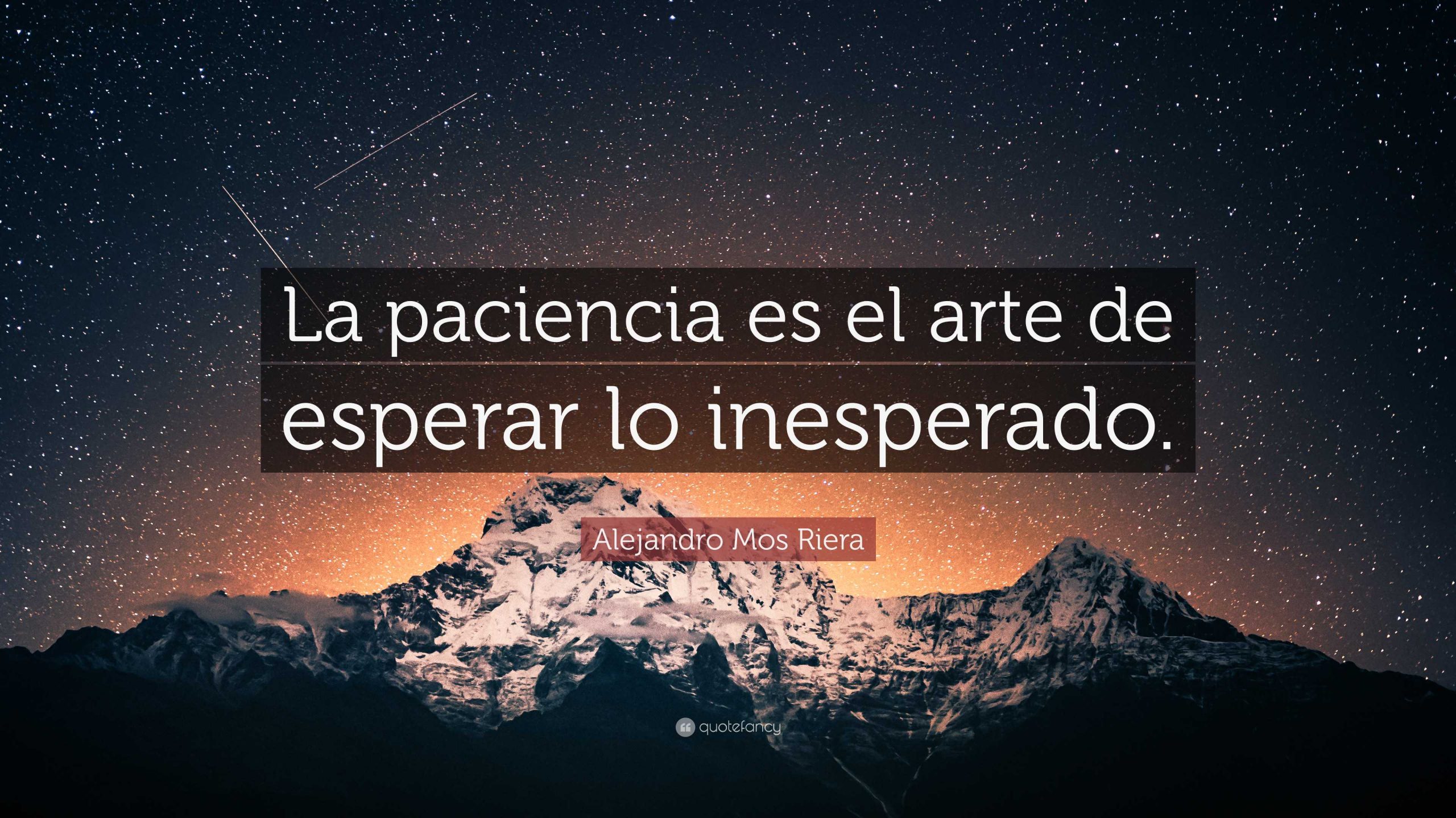 Frase inspiradora sobre la paciencia frente a un paisaje nocturno de montañas bajo un cielo estrellado.