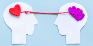 Personas comunicándose empáticamente