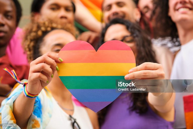 La conversación sobre la realidad LGTBIQ+ ya no debería sentirse como una novedad constante, pero aquí estamos, repitiéndola como si la humanidad tuviera mala memoria selectiva. Hablar de derechos LGTBIQ+, igualdad LGTBIQ+ y visibilidad LGTBIQ+ no es un capricho moderno ni una tendencia pasajera, sino una necesidad social que define la calidad democrática de cualquier sociedad. Aun así, seguimos viendo cómo la inclusión se celebra en campañas puntuales mientras en la vida cotidiana persisten barreras invisibles pero muy efectivas. Este artículo explora cómo se construye la convivencia real más allá del marketing institucional y de los discursos bien peinados. Porque sí, la sociedad avanza, pero a su ritmo peculiar, como si alguien hubiera dejado el progreso en modo “actualización pendiente” indefinidamente.