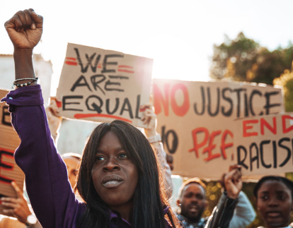 Imagen donde se representa una manifestación contra el racismo