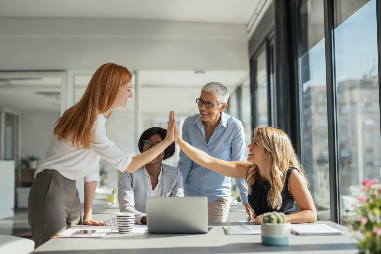 La igualdad de género es hoy una prioridad real en empresas y sociedad. No es solo un ideal. Es una decisión estratégica que impulsa resultados. La equidad de oportunidades entre hombres y mujeres mejora el ambiente laboral y aumenta la confianza. Las marcas que aplican la igualdad de género en el entorno empresarial generan conexiones más fuertes. Esa conexión influye en cómo las personas perciben y eligen. La diversidad e inclusión en empresas innovadoras crea equipos más creativos. También mejora la reputación y la fidelidad del cliente. Apostar por la igualdad salarial entre géneros y la participación femenina en puestos de liderazgo demuestra coherencia. Esa coherencia es clave para destacar en un mercado competitivo. Además, trabajar en la reducción de la brecha de género laboral posiciona a la empresa como referente.