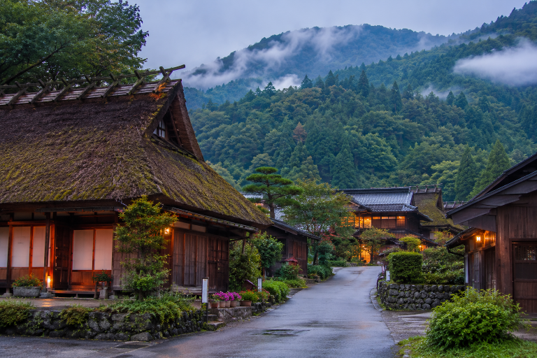 La vida cotidiana en las zonas rurales de Japón En los pequeños pueblos japoneses, la rutina diaria suele estar marcada por la cercanía entre vecinos y el respeto por las tradiciones locales. Muchas familias continúan dedicándose a actividades agrícolas, pesca o artesanías tradicionales, manteniendo una conexión constante con la naturaleza.