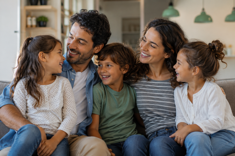 La familia siempre ha sido mucho más que un grupo de personas compartiendo un mismo espacio. Es el lugar donde nacen las primeras emociones, donde aprendemos a confiar y donde descubrimos el significado de sentirse acompañado incluso en los momentos más difíciles. En una sociedad acelerada y dominada por la inmediatez, cada vez más personas buscan fortalecer sus relaciones personales y recuperar el verdadero valor de una familia unida y feliz.