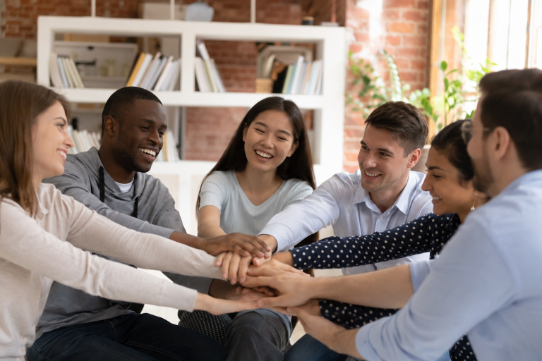 En un mundo marcado por la velocidad digital, la hiperconectividad y el cambio constante, la idea de comunidad adquiere una relevancia profunda y necesaria. Las personas buscan cada vez más espacios donde sentirse escuchadas, acompañadas y reconocidas, dando lugar a nuevas formas de interacción social que redefinen el concepto de pertenencia. Una comunidad activa, una comunidad online, una comunidad digital o incluso una comunidad local representan hoy mucho más que un simple grupo de individuos. Son estructuras emocionales, culturales y sociales capaces de transformar experiencias individuales en conexiones colectivas duraderas.