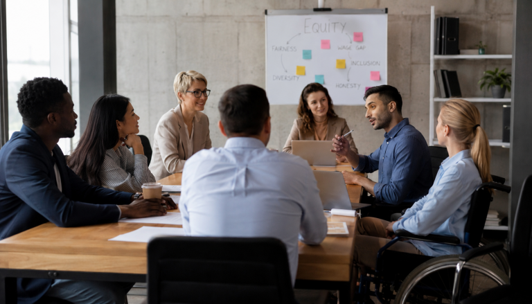 La conversación actual sobre la equidad ya no pertenece únicamente al terreno de las ideas, sino al corazón de las decisiones que moldean organizaciones, comunidades y modelos de negocio. En un entorno donde la confianza es un activo escaso, la equidad social, la equidad en el acceso a oportunidades y la equidad en la construcción de entornos inclusivos se han convertido en factores determinantes para generar relaciones duraderas. Hoy, las personas buscan algo más que servicios o productos: buscan coherencia, buscan justicia aplicada, buscan sentir que forman parte de un sistema donde la equidad real en la sociedad moderna es una práctica constante y no un discurso vacío.