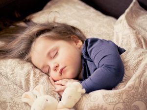 Dormir bien es bueno para la salud, no trasnoches y duerme las 8 horas diarias recomendadas.