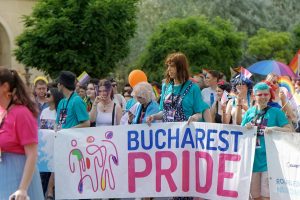 En la imagen se ve una manifestación por los derechos del colectivo LGTBIQ+