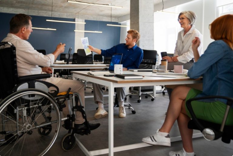 Persona con discapacidad en su lugar de trabajo.