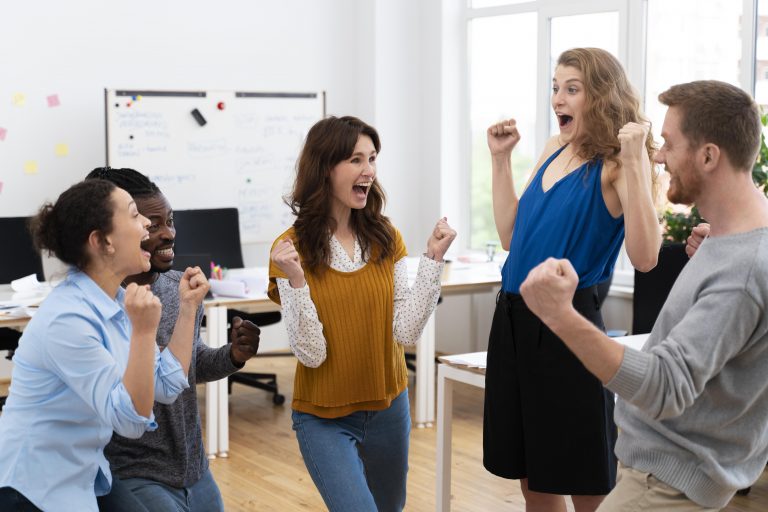 Celebra los logros de otros sin compararte y mejora tu bienestar emocional con una mirada más sana y equilibrada.