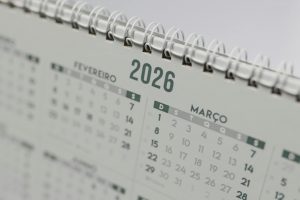 Primer plano de un calendario de escritorio del año 2026, mostrando los meses de febrero y marzo.