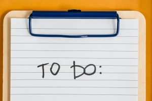 Portapapeles con lista de tareas TO DO sobre fondo amarillo, representando la priorización y organización semanal