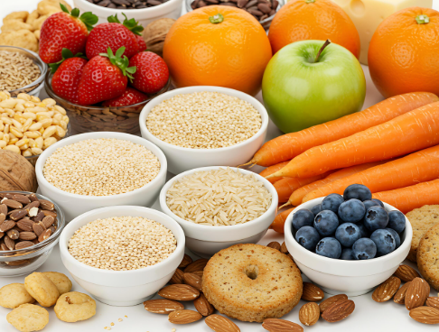 Un gran surtido de frutas con proteínas, frutas, y verduras.