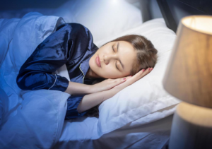 Chica durmiendo plácidamente con una textura de colores fríos y cálidos contrastando el fondo.