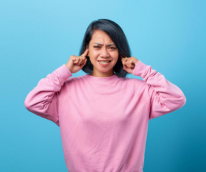 Retrato de mujer dando señal deja de hacer ese ruido fuerte