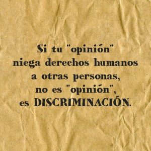 Imagen con fondo de papel arrugado color ocre y un texto en negro que dice: "Si tu 'opinión' niega derechos humanos a otras personas, no es 'opinión', es DISCRIMINACIÓN".