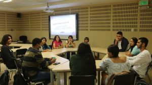 Personas reunidas en la comunidad realizando actividades de apoyo emocional y bienestar para fortalecer la salud mental colectiva.